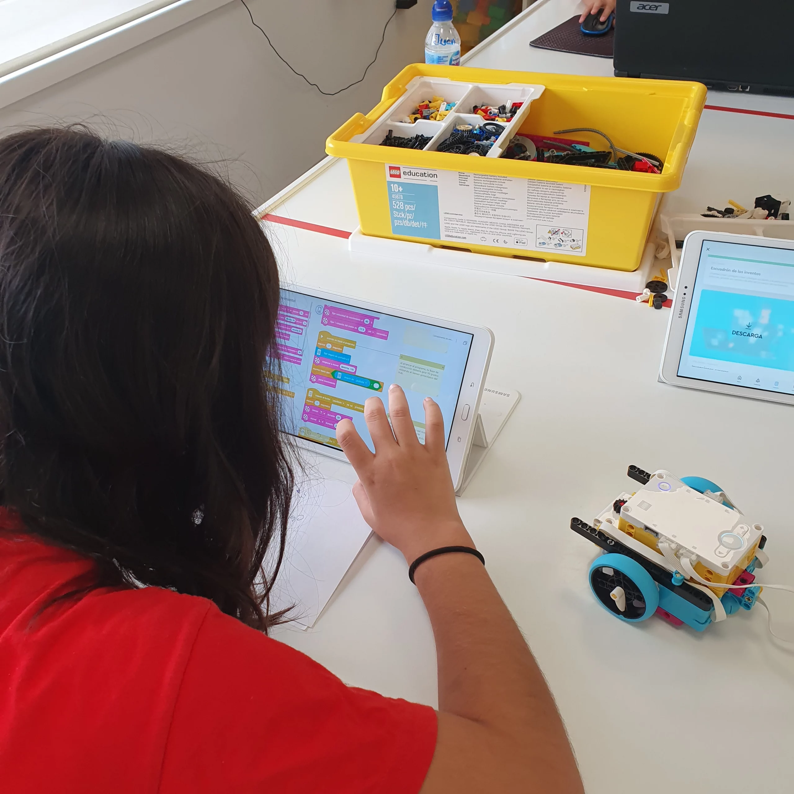 niña de Cáceres programando un robot de LEGO en el campamento urbano de verano