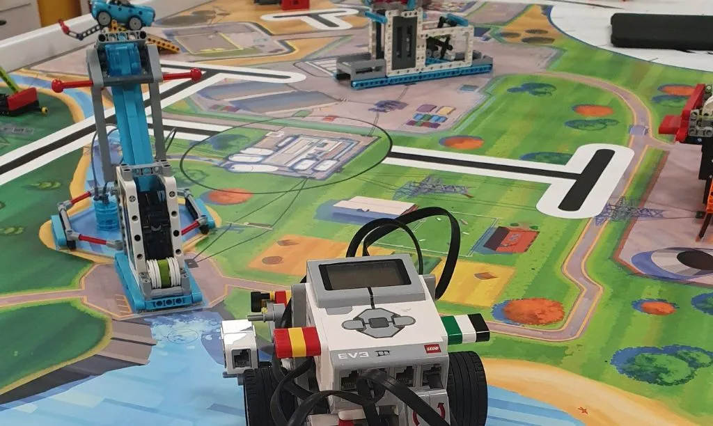 ¿Eres un fanático de los robots y la tecnología? Ven a descubrir la competición de robótica LEGO más emocionante en Cáceres. ¡No te lo pierdas!